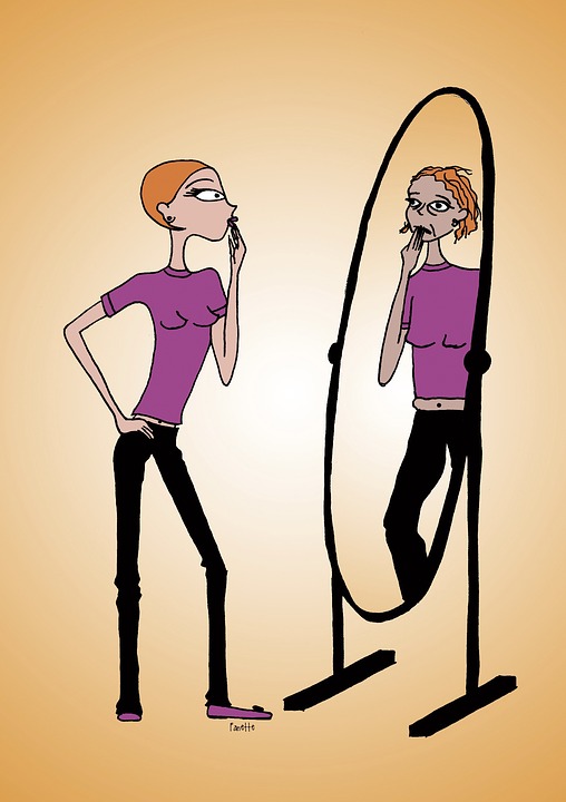 Frau schaut sich an im Spiegel | 5 Kilo abnehmen